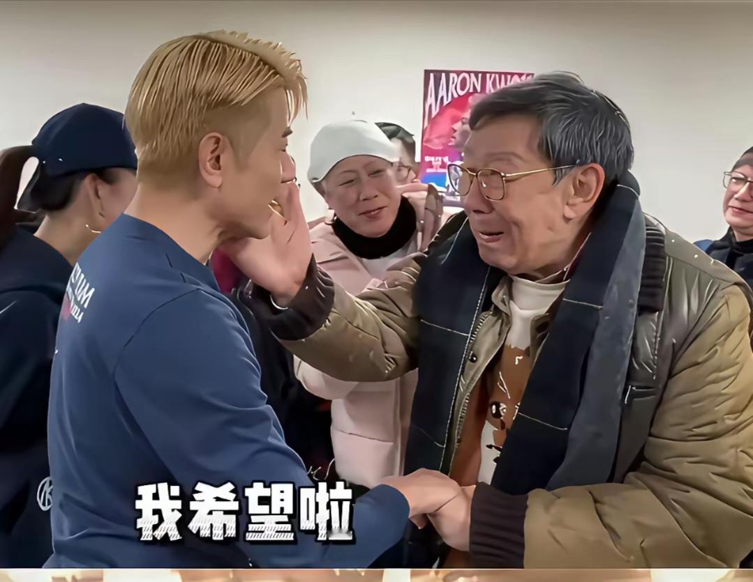 大家不要说“四大天王”郭富城矮了，大家看一下郭富城跟胡枫合影，胡枫公开的资料是1