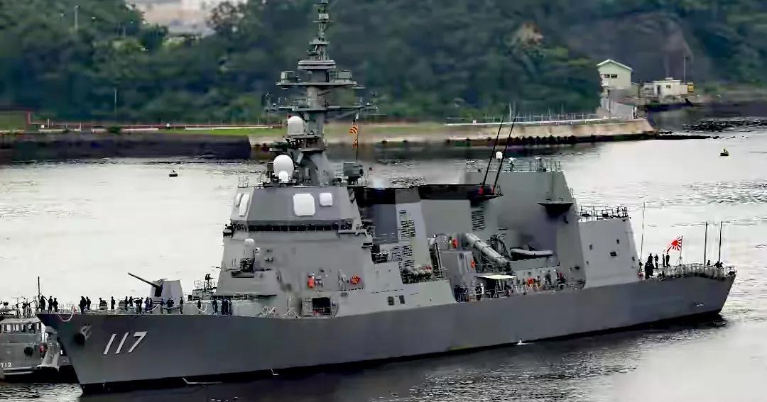 解放军2炮砸在面前，日舰试探野心梦断：胆敢越雷池一步，就要吃炮弹日本军舰“以身