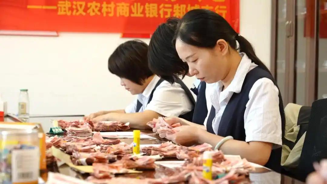6月9日，湖北武汉一家银行里出现了让人五味杂陈的一幕。平日里负责办理存取款、转账