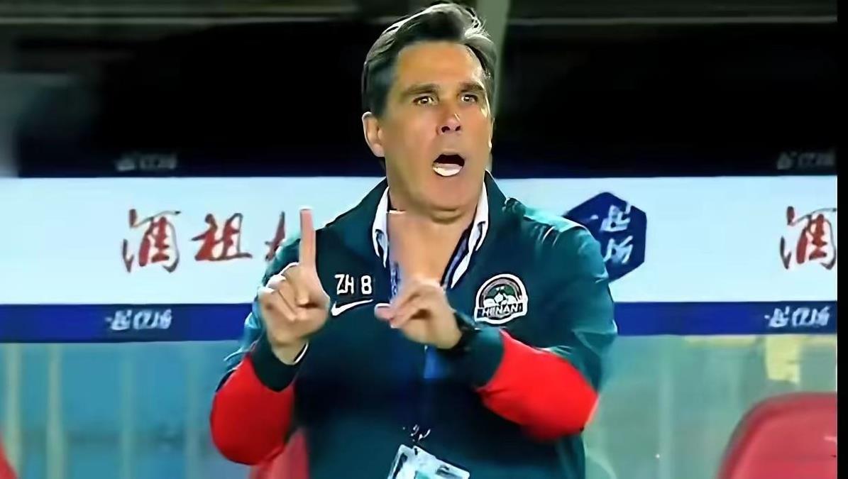 河南队主教练拉莫斯被好评如潮，不少人建议让他竞争国家队主教练，自从拉莫斯从南基一