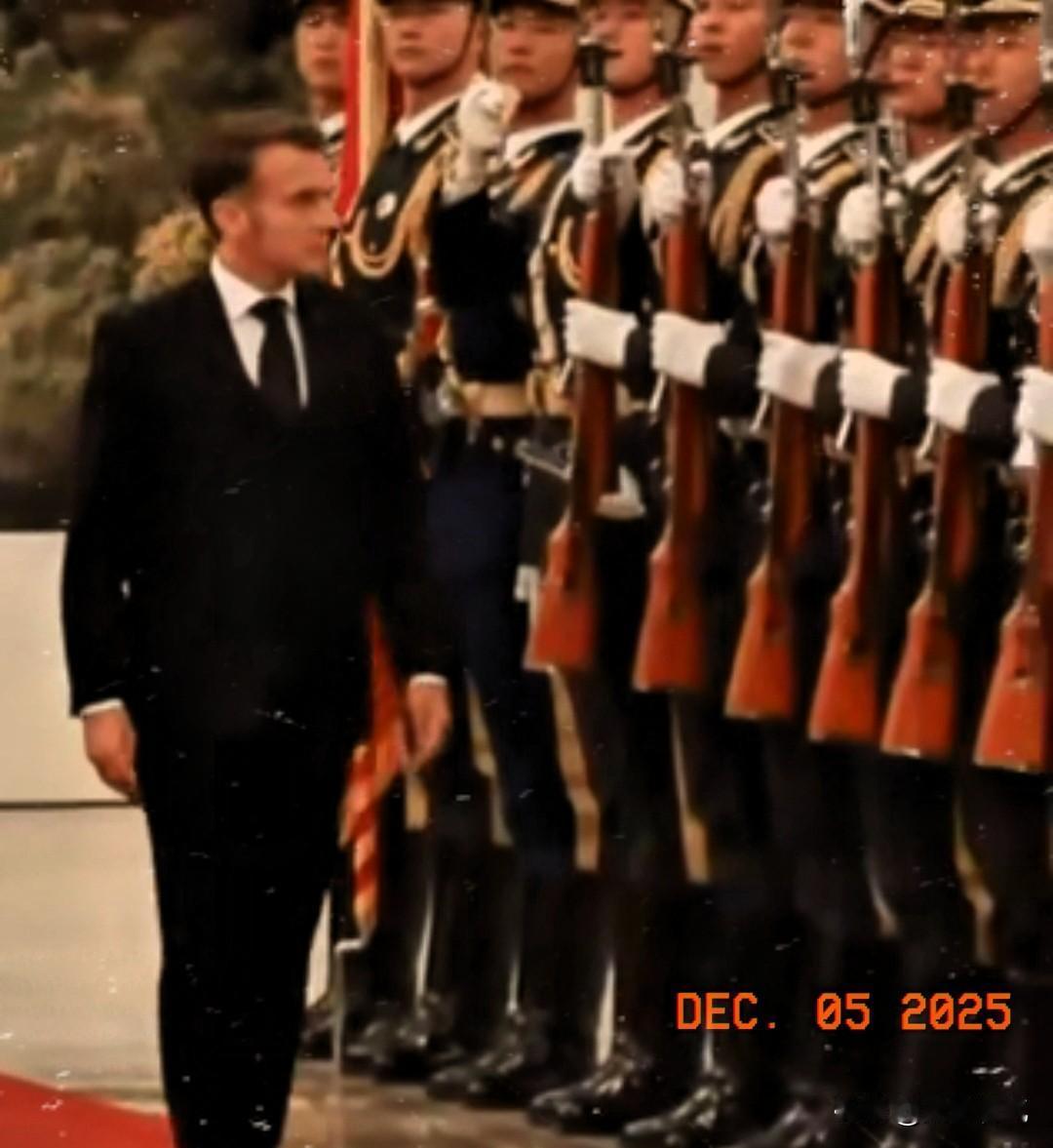 法国网友这次不是热议马克龙这次来中国被热烈欢迎也不是签了诸多贸易，而是觉得马克龙