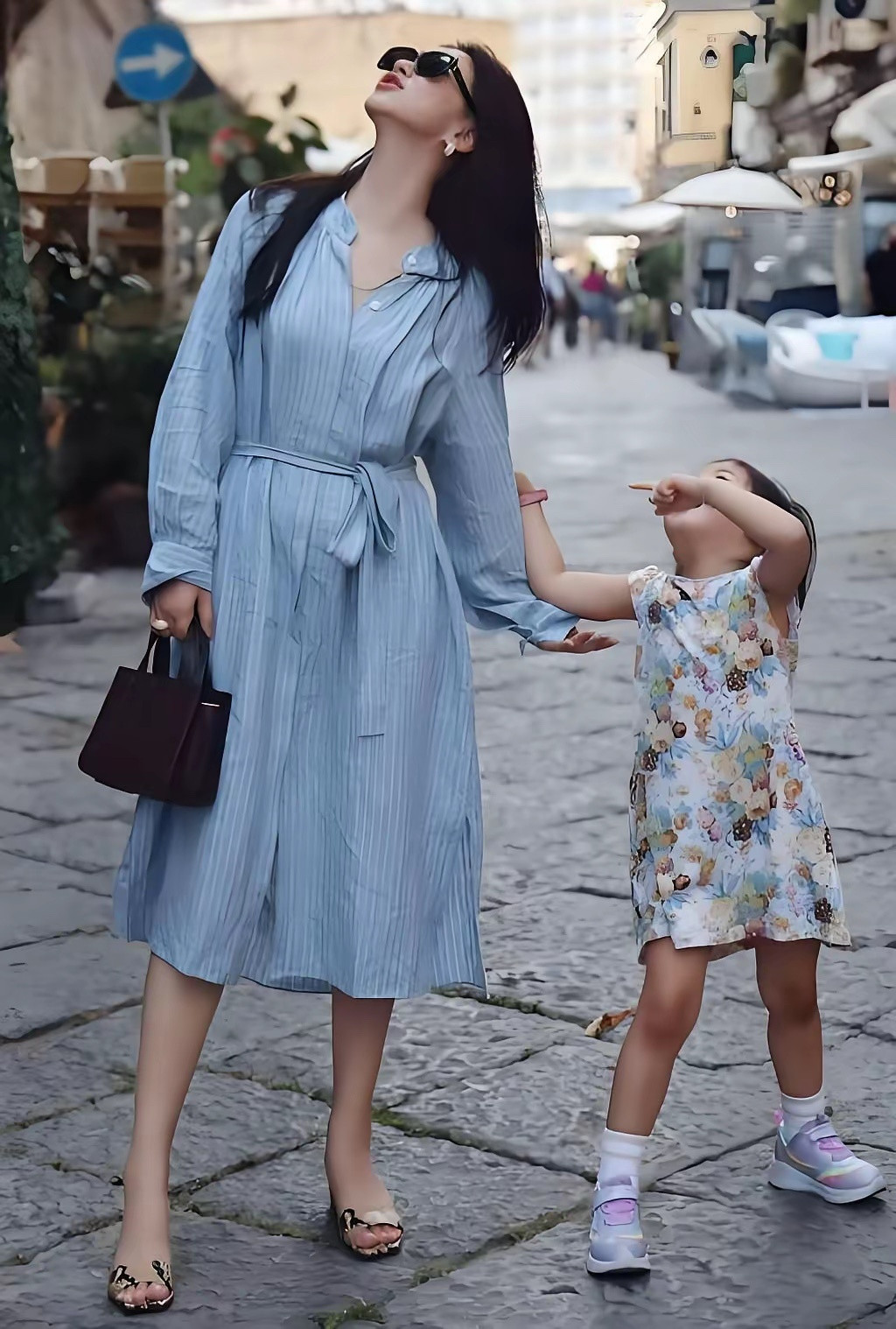 朱珠接女儿放学，路人镜头下的朱珠又美又有气质