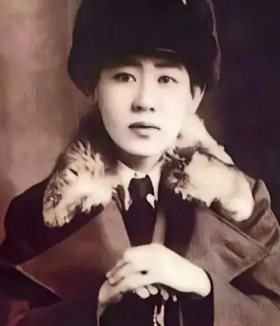 1924年，17岁的川岛芳子被养父叫进书房。当门锁落下的瞬间，这个原名爱新觉罗·