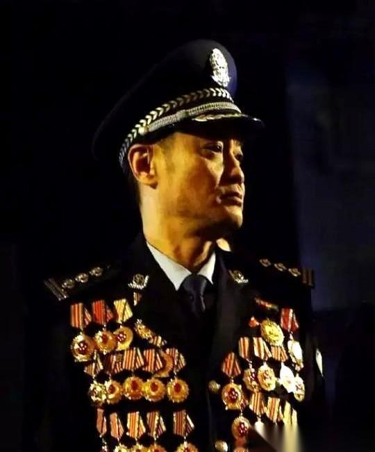 一把上了膛的枪，黑洞洞的枪口，直接顶在了脑门上。零距离。你猜他第一反应是什么