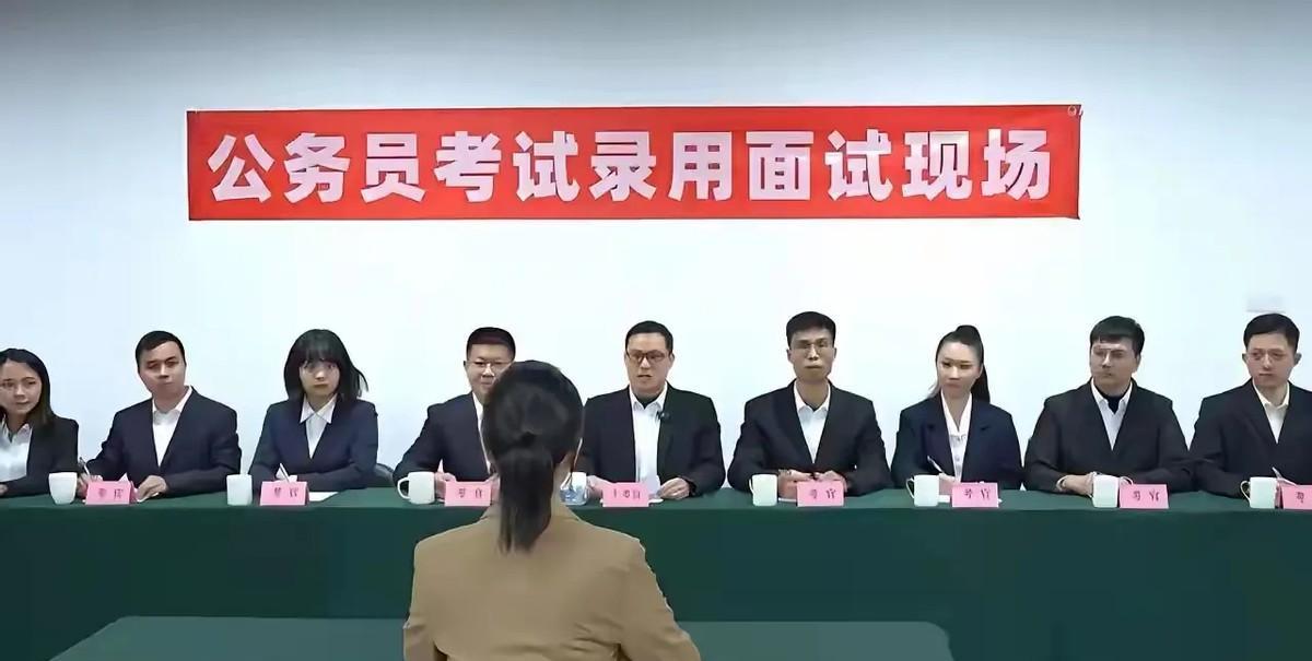 同事的闺女去年参加国考，顺利入职外省地级市单位四级主任科员一职。刚开始全家人乐得