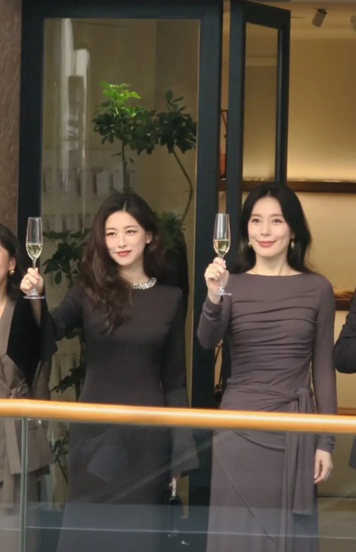美貌上朱珠胜了，气场上还是旁边这位女性更强大！