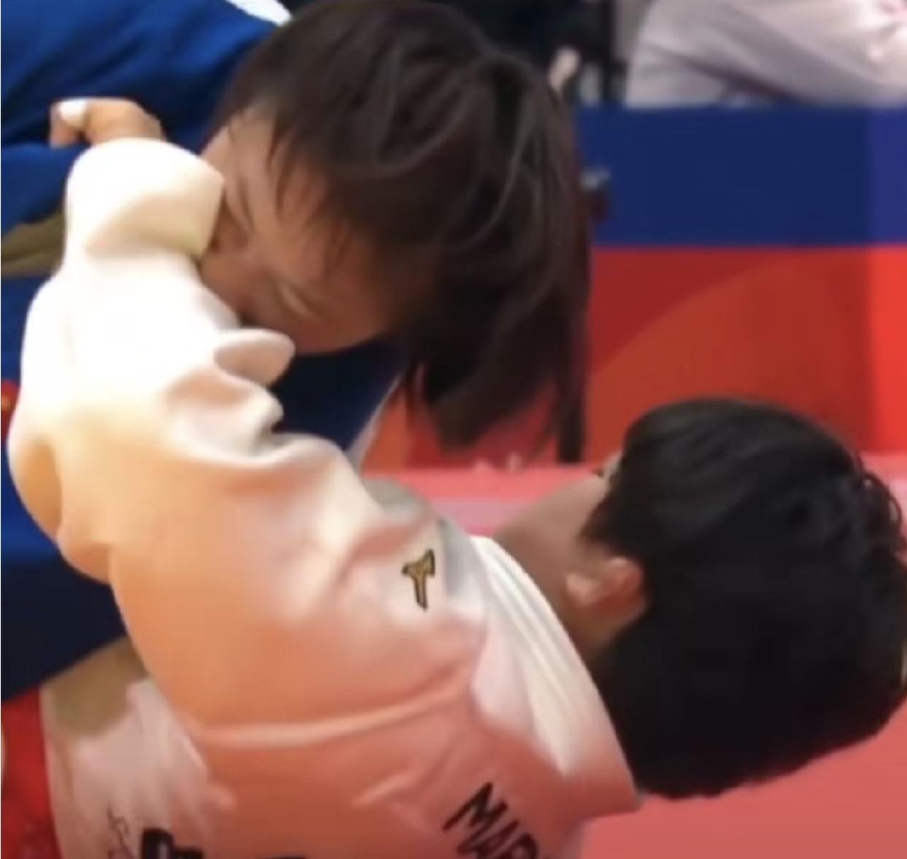 为何要咬人？在亚运会柔道比赛中，中国柔道名将唐婧因在与日本选手比赛中持续咬对手手