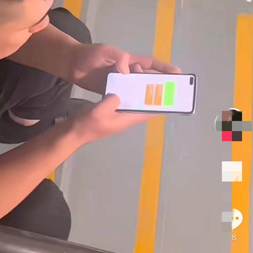 被分手男主被妻子在楼梯间撞见丈夫蹲在那对着手机，苦哈哈发消息，又是掏红包又是