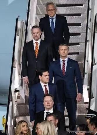 穿西装的黄仁勋：赢麻了！美国政府已批准，英伟达可以向10家中国企业，销售H