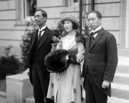 1959年一天深夜，顾维钧在妻子黄蕙兰睡熟后偷偷溜进了年轻女秘书严幼韵的房间，谁