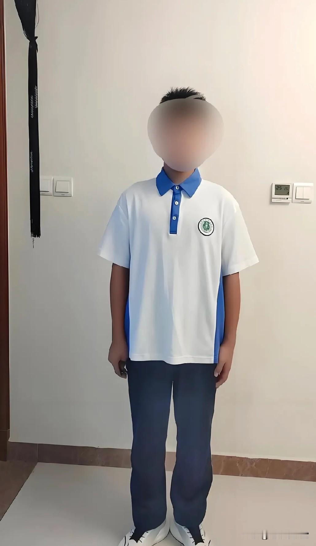 14岁的儿子刷牙时忽然停下来，含着一嘴泡沫含糊地说：“爸，我胸口最近老是发闷，像