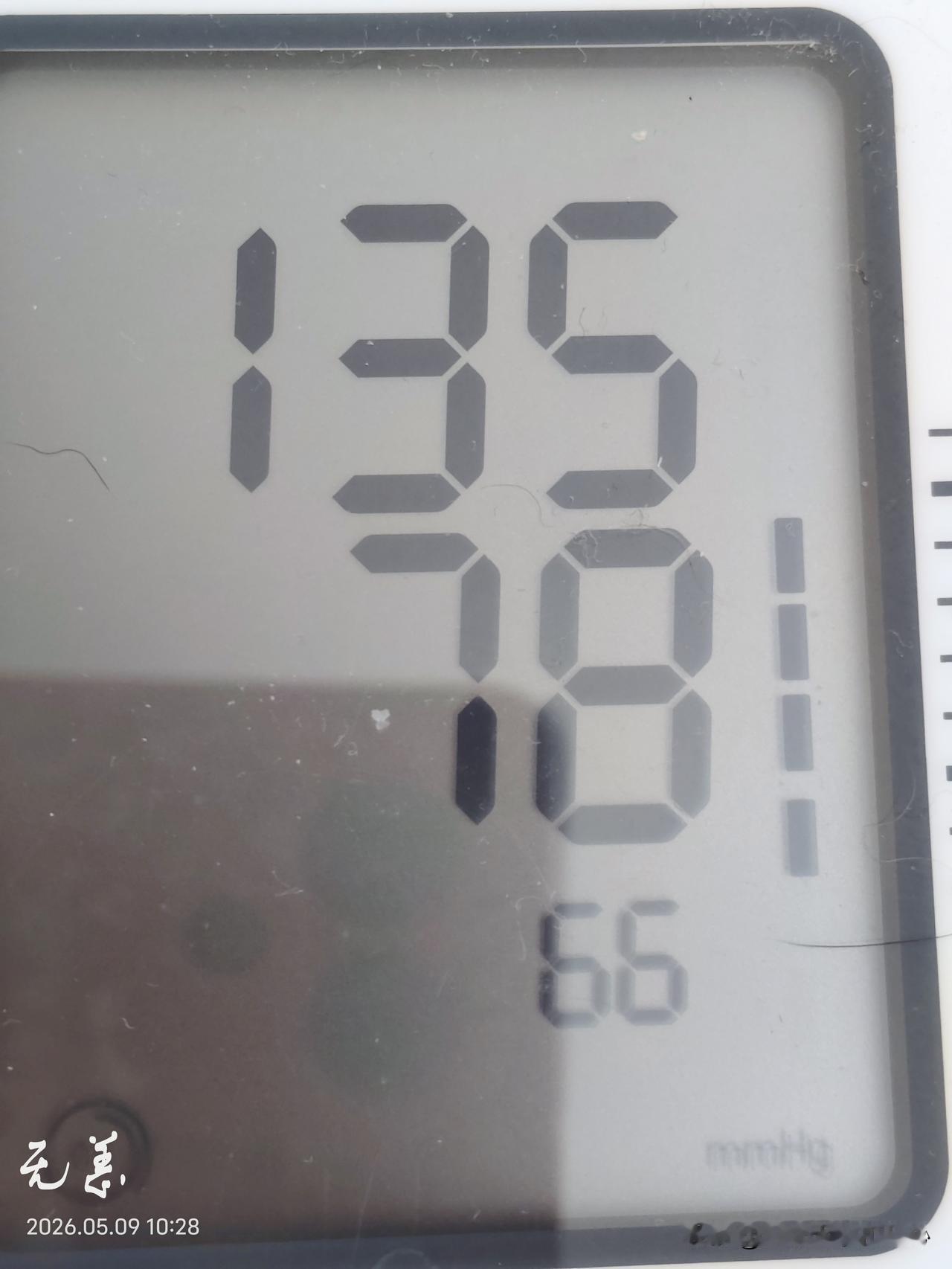 这是我刚刚测得血压，低压还行，高压稍微高一些。每次用血压计测量血压，第一次和第