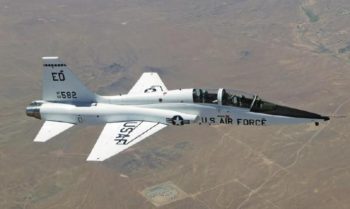 每天认识一件兵器T-38“禽爪”教练机T-38“禽爪”（Talon）是美国诺斯