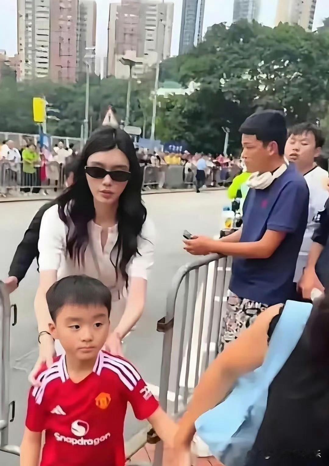 奚梦瑶儿子长得和她一模一样，她没有整容之前也是单眼皮塌鼻梁，标准的东方美人。