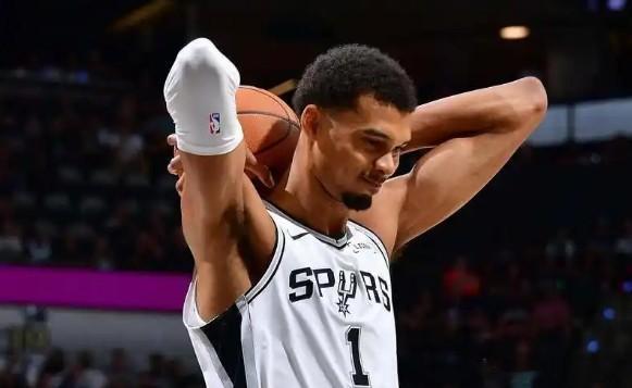 恭喜湖人，拿下马刺晋升西部第二！东契奇35分9篮板13助攻，全面发挥绝对的超级巨