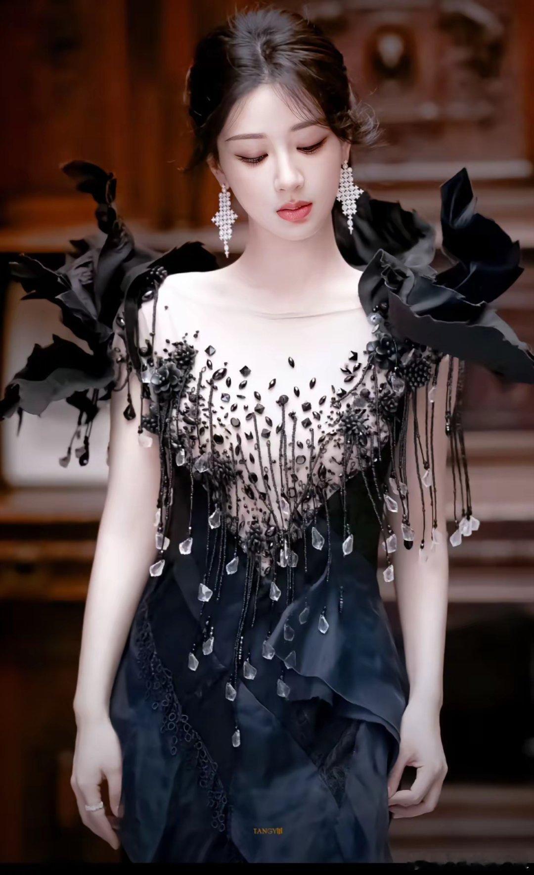 杨紫这件晚礼服超级美，比领白玉兰奖那套还好看，衬得肌肤如雪。颜值超高，谁说杨紫