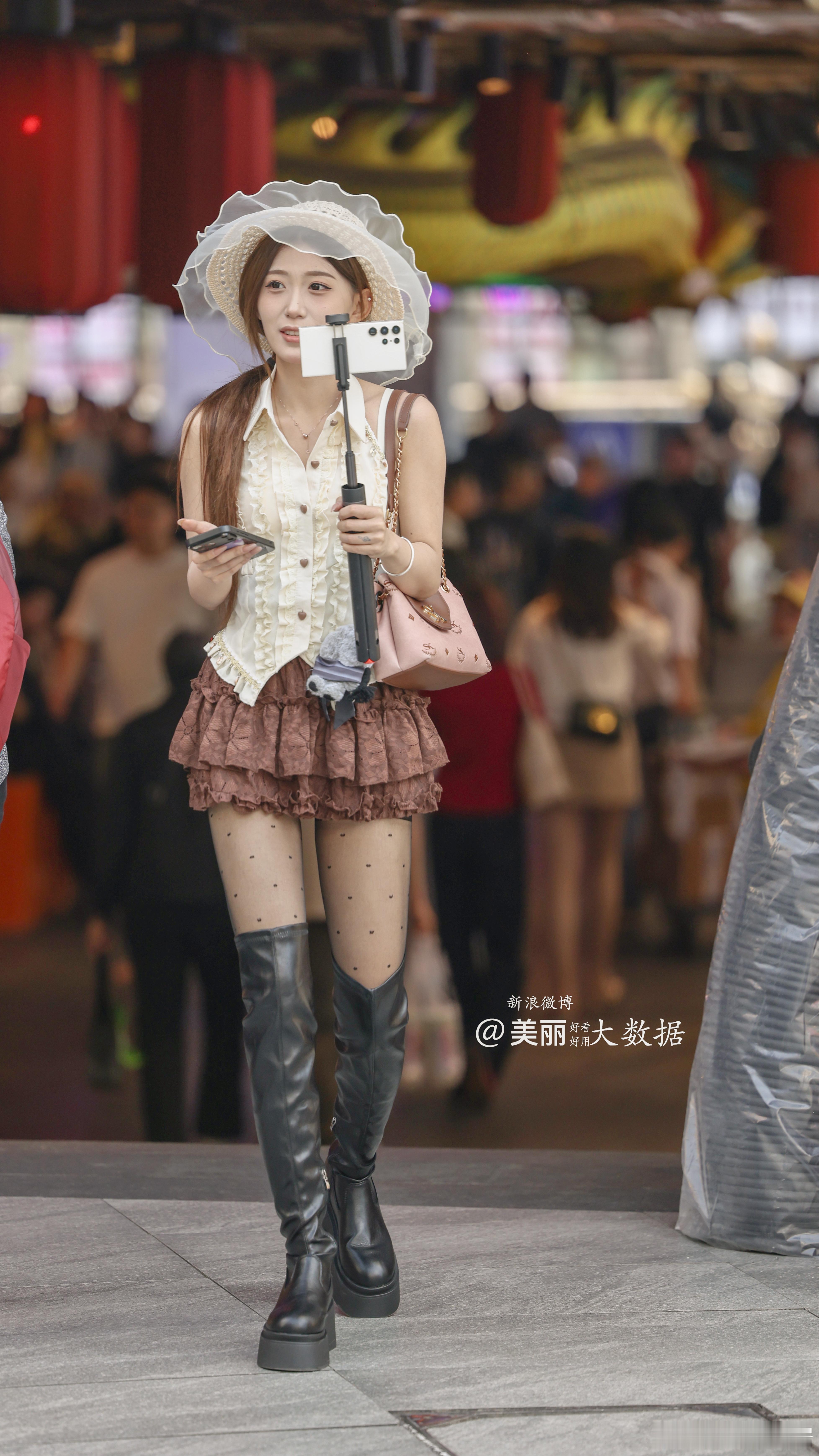 做直播的小姐姐，好看。