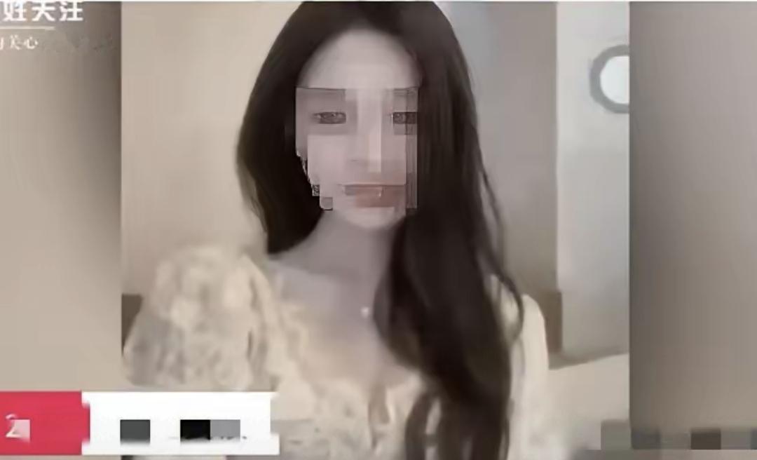 这个女的是学艺术的,家里穷就在咖啡店打工。一次不小心把咖啡泼了客户电脑,留了联系