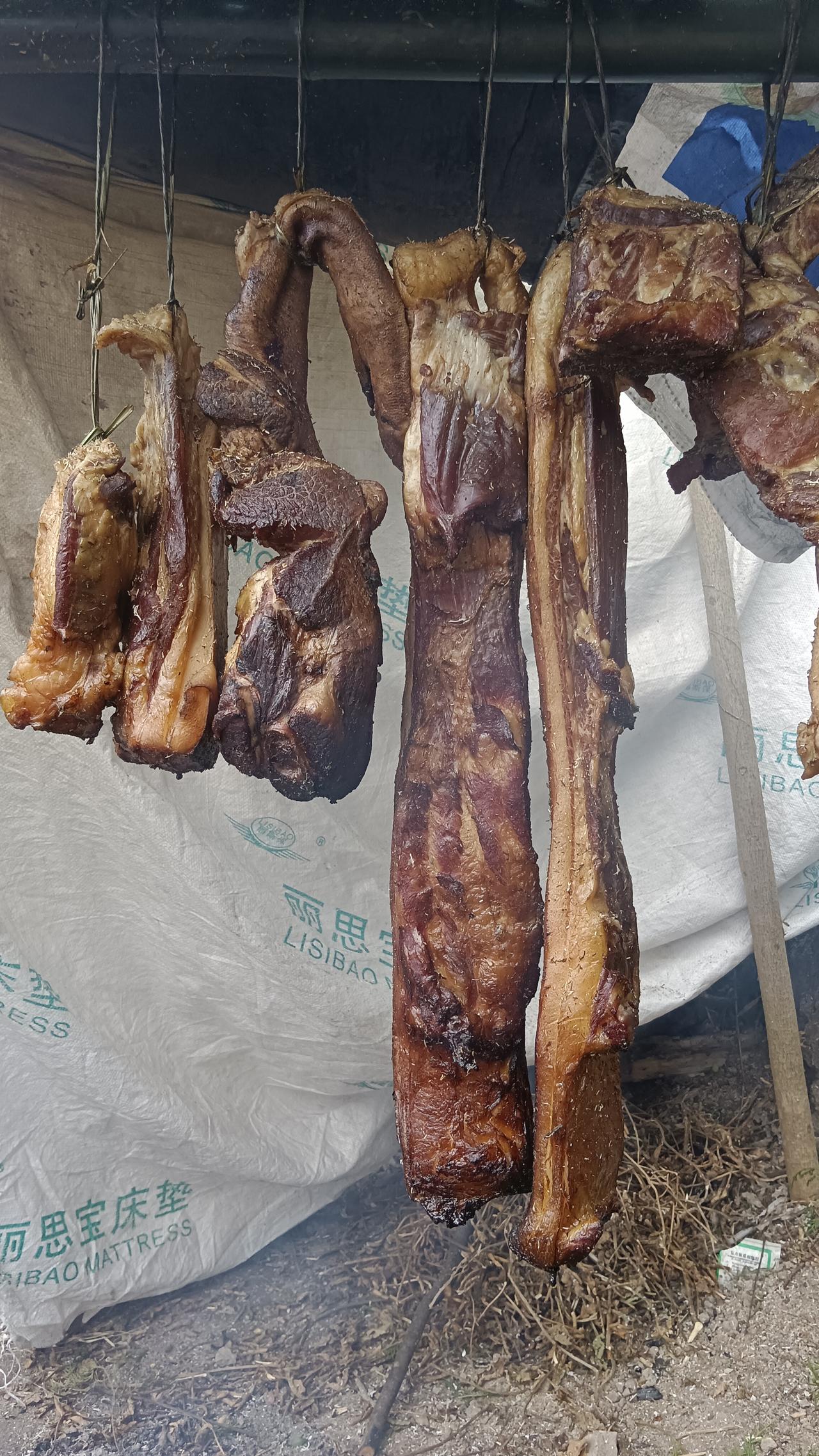 柏树叶熏腊肉，才熏一天，颜色都变黄了，还挺好看的。