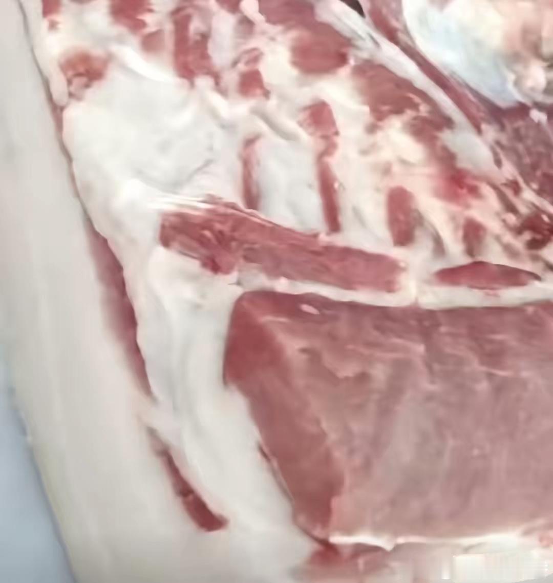 家人们，今天去超市真的是大吃一惊，猪肉跌到7块一斤！大家相信吗？猪肉便宜得
