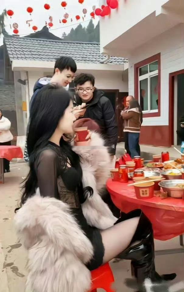 在老家吃席碰到的，这样的女生一般人谁敢娶啊