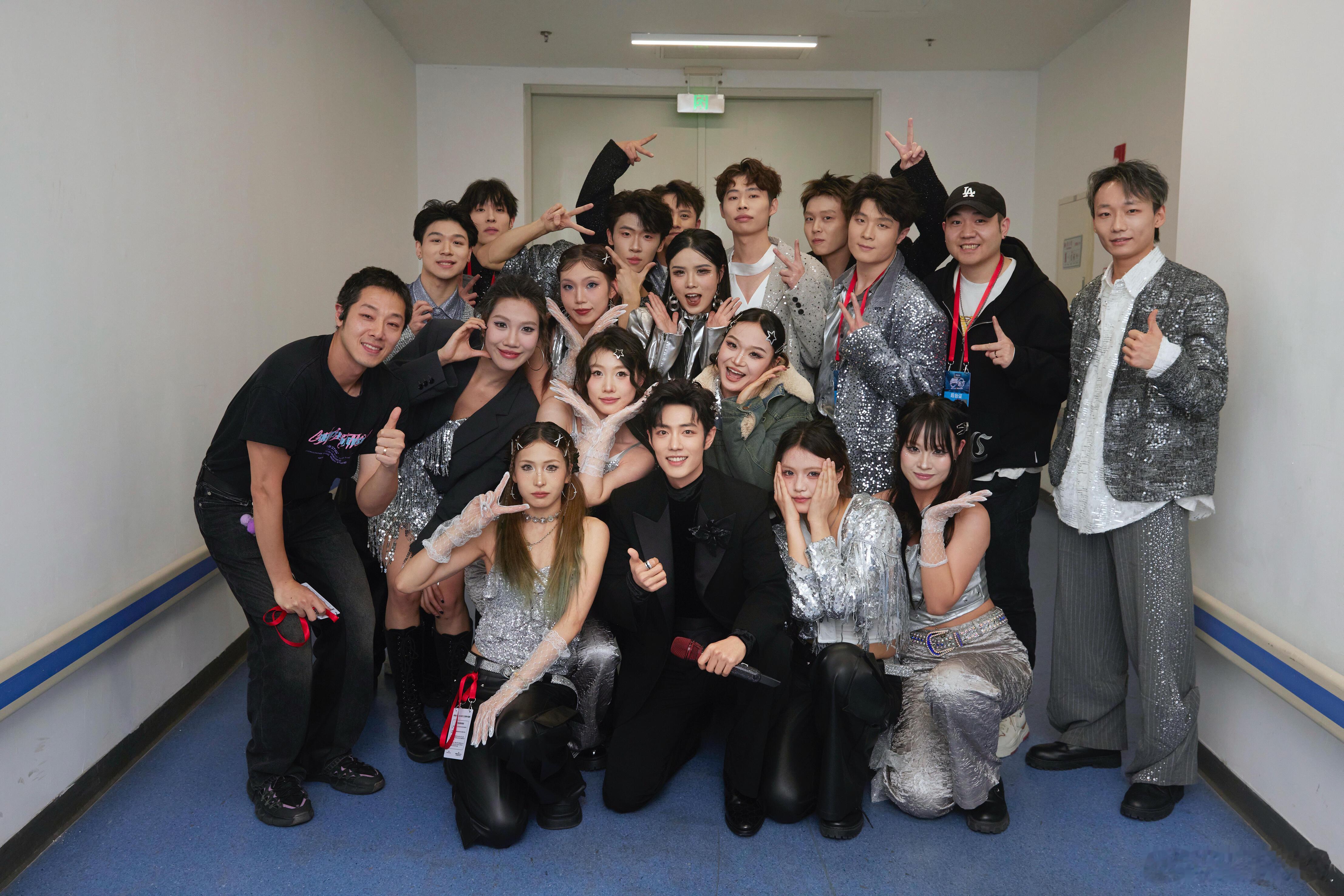 漂亮孩子站中间！肖战和舞团的合影来了其中还有一个在表演结束时和战战击掌的幸运儿