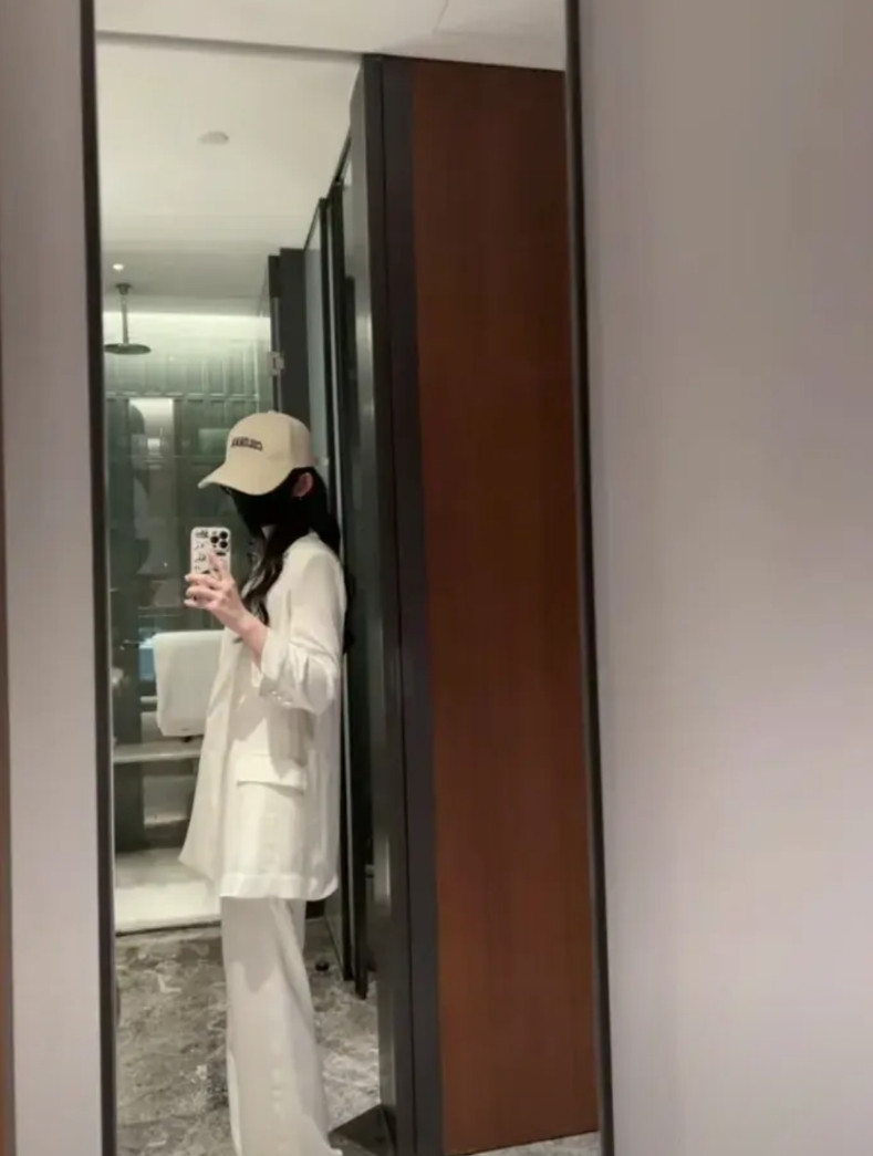 “旺仔小乔”这下要彻底“塌房”了！有网友扒出“旺仔小乔”与直播间粉丝的对话：“叨