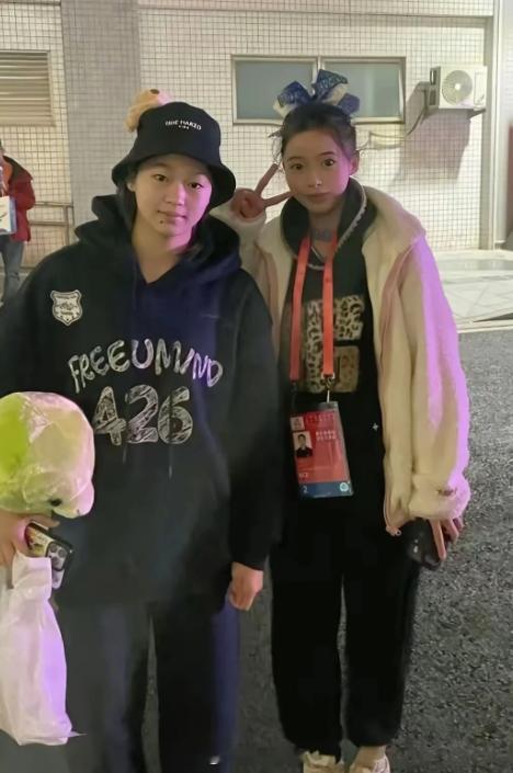 全红婵回农村老家后，与朋友合影了，这次抽时间回家，也是见见亲朋好友。全红女大十