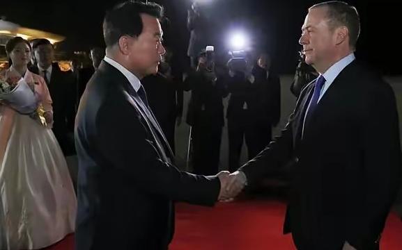 梅德韦杰夫凌晨抵朝，一句宣言让西方集体破防