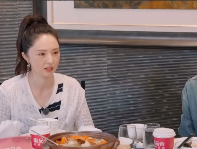 张维伊的大姑说，每个去参加婚礼的人，回头你都要给人一份伴手礼。董璇一愣，忙说