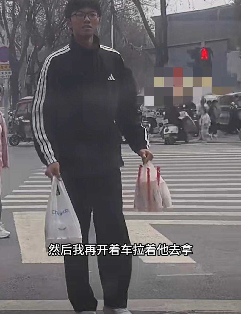 女子接儿子去校外理发，儿子出来却带着一张纸条，妈妈一看竟是七八个学生求带吃的！妈
