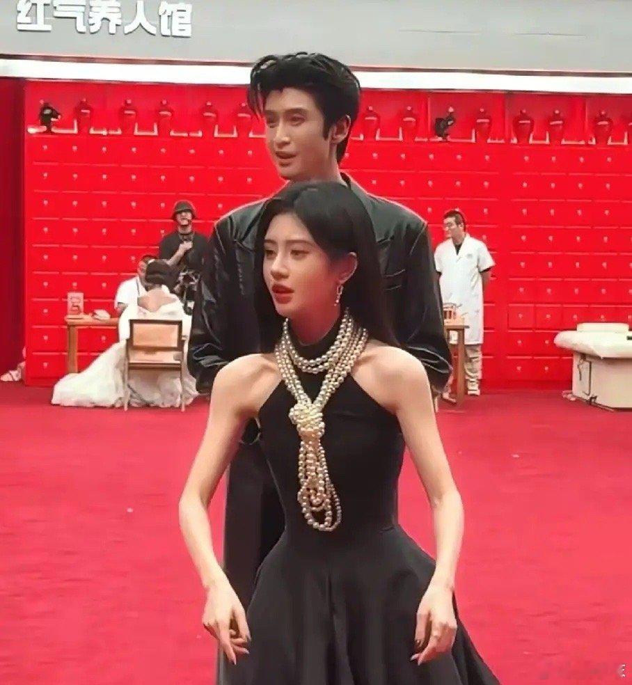 身高真的很重要，鞠婧祎单看脸已经够好了，网红整容模板，巴掌脸上全是五官，现代古装