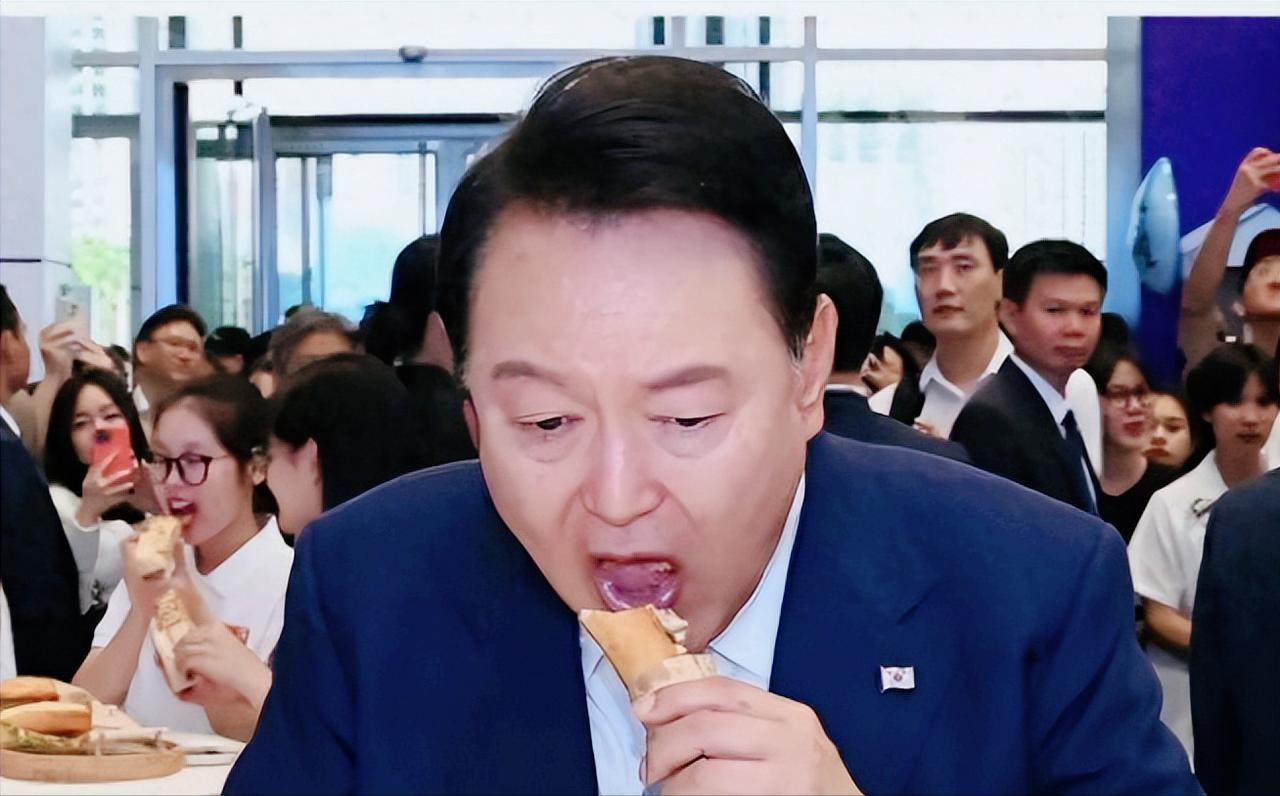 昔日手握重权的韩国前总统，如今在看守所里竟成了让工作人员避之不及的“麻烦精”，近