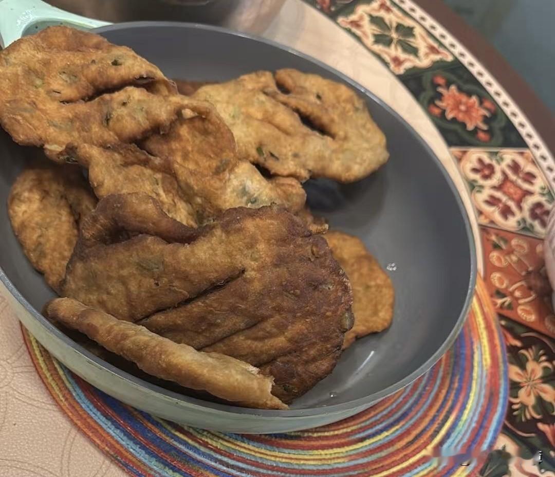 今天中午做的油条（在我们老家叫果子）。家里的孩子吃饭比较挑剔，但是我做的油条没