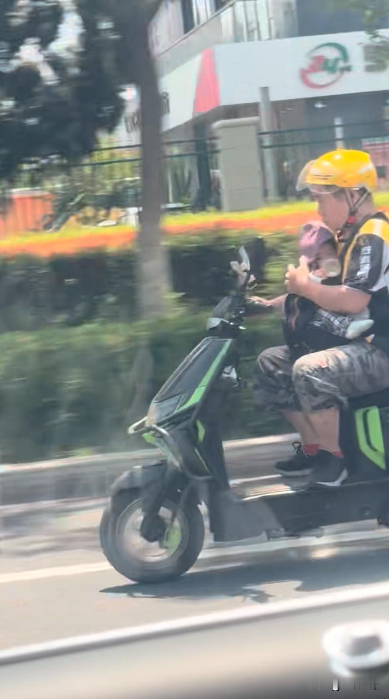 为生活穿梭在街头的小哥街拍