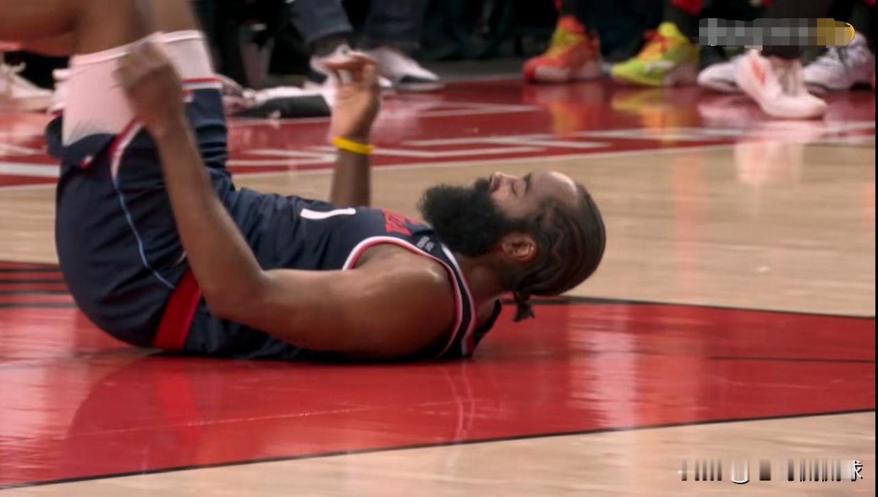 快船当家后卫哈登真是太想赢了！在今天快船客场挑战开拓者的上半场比赛中，哈登从开场