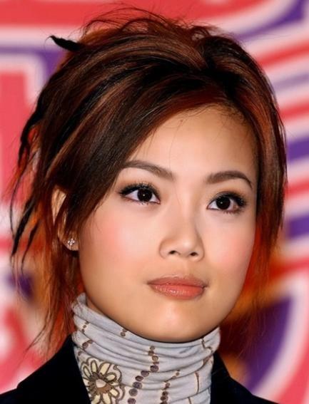 1998年的一个深夜，杨受成把容祖儿叫到酒店给他唱歌，大大咧咧的容祖儿想都没想就