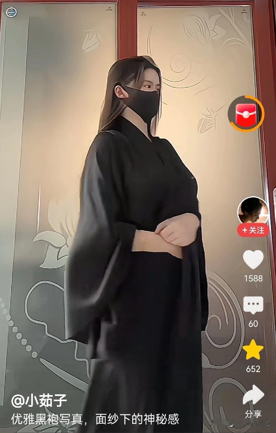 这黑袍穿的我还以为是日式衣服呢，直到小姐姐把她的腰眼都展现出来了，才知道这才是身