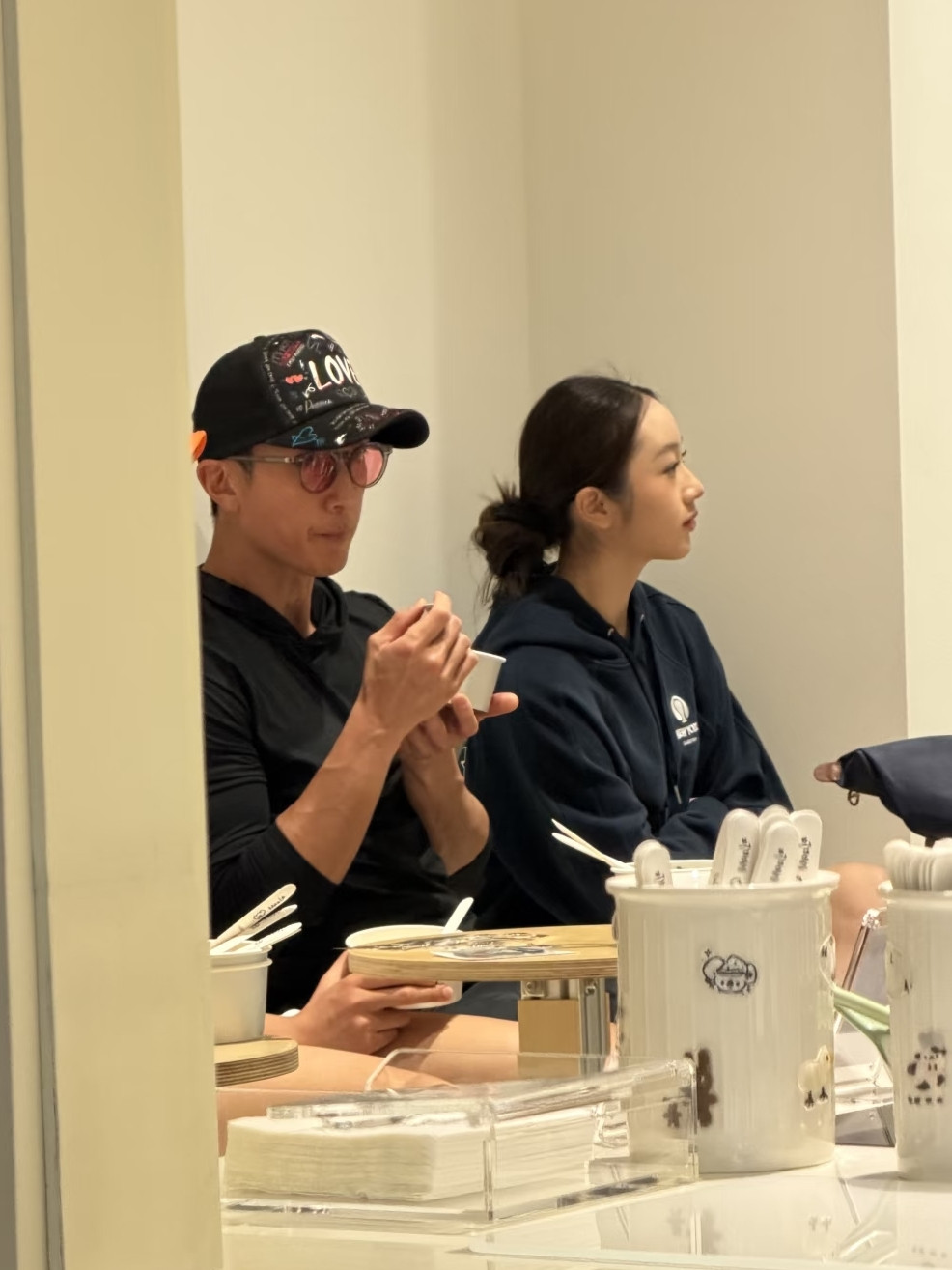 有网友在上海偶遇吴尊，他带孩子们出来吃酸奶！不得不说，很多时候，都会忘了吴尊是外国人，这位文莱人真是