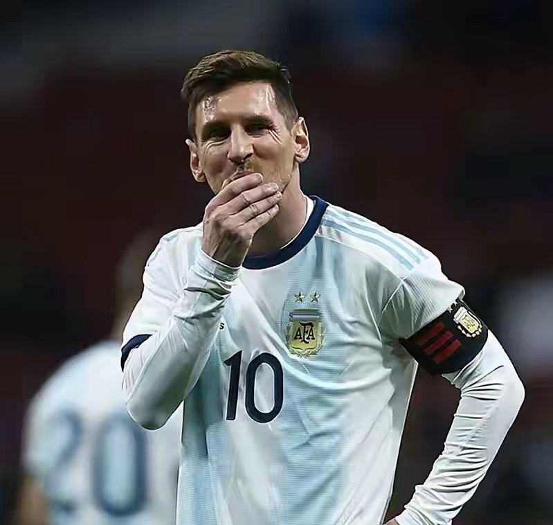 梅西为什么难以服众？梅西身为足坛巨星，斩获了众多金球奖。近些年来，他又将美洲杯与