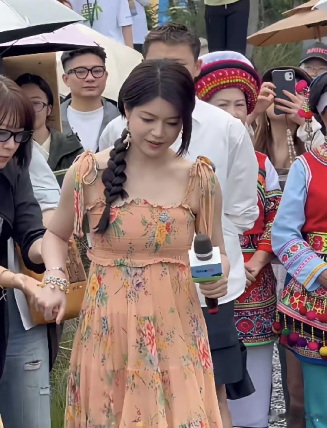 陈妍希在云南参加活动，麻花辫配吊带碎花裙还挺有少女感的，唯一不足就是脚上的厚底小