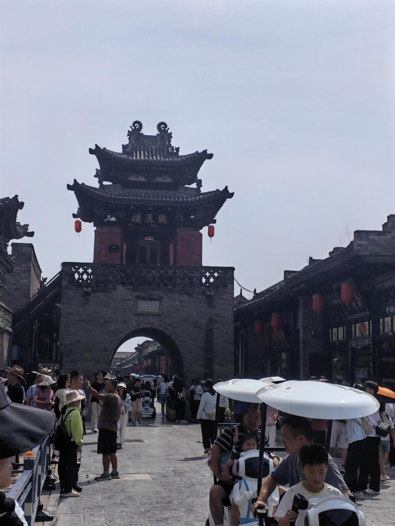 我们安排了一天时间逛平遥古城。头天下午不到五点，我们就到了提前订好的民宿，位置在