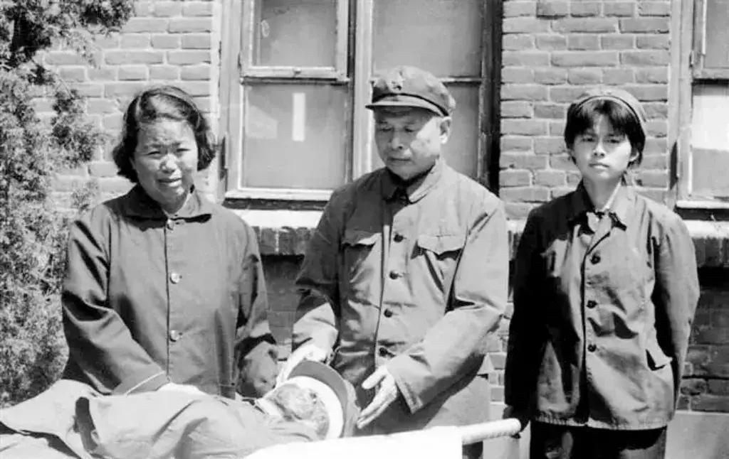 1980年6月6日，沈阳部队空军副司令员常仲连之子常向，在组织战术训练时负重伤，