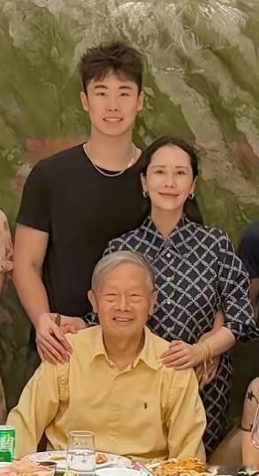 海清领着儿子和爸爸参加朋友聚会，祖孙三代和谐有爱。海清出身南京文化世家，父亲