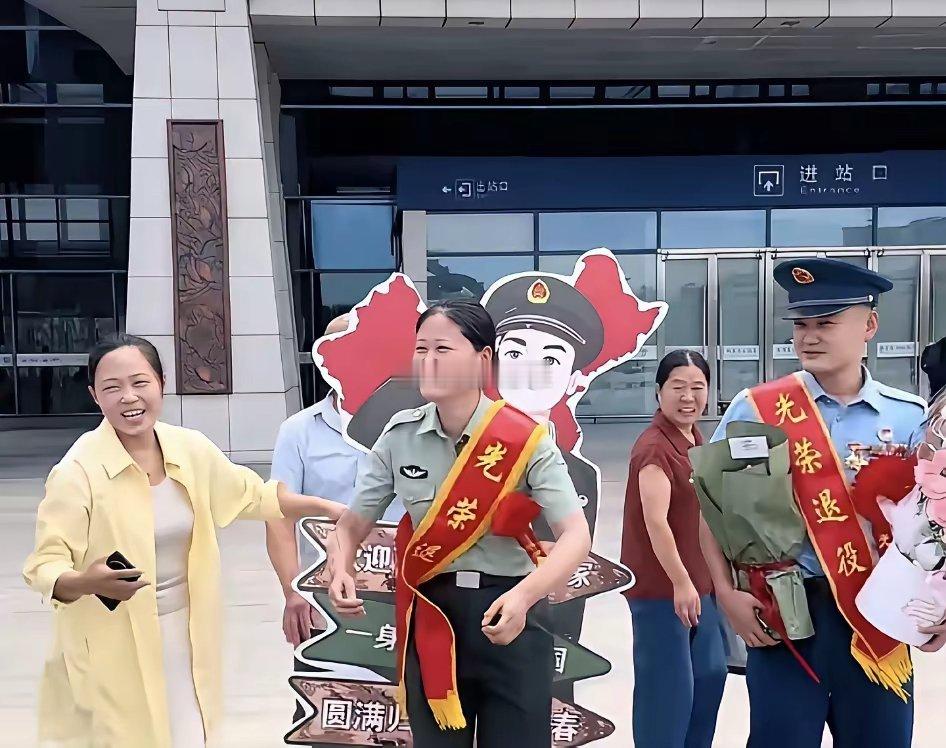 两位退伍老兵火车站偶遇，直接变相亲现场​​​