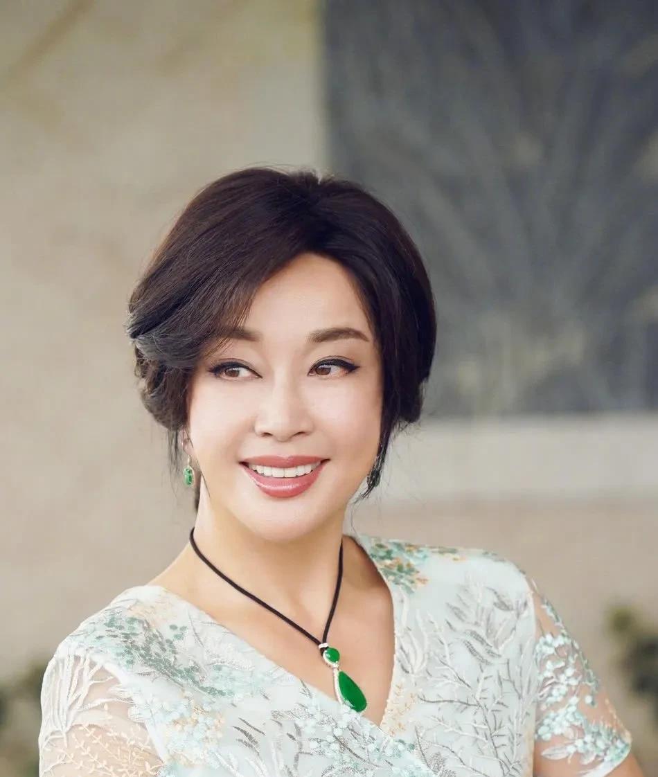 刘晓庆终于回击了！5月15日，王某联手狗仔爆料刘晓庆偷税漏税，还跑去税务部门实