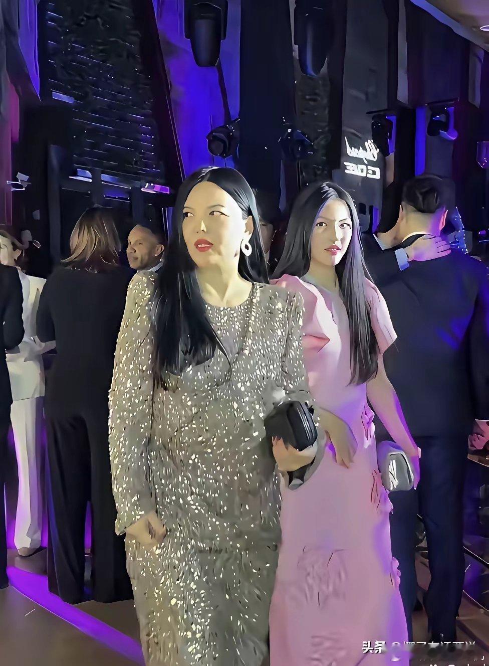 哈尔滨萧邦晚宴，李湘母女用现实脚本把“尴尬剧”演成经典。飘忽不定的眼神，明显是被