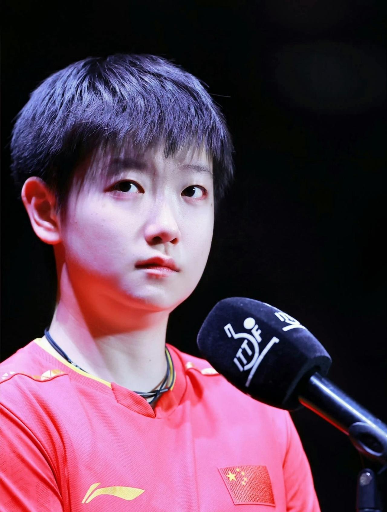原来莎莎在女单赛后采访流泪时，观众席莎莎的小姐妹佳佳和炜珊也在默默流泪体能翔哥
