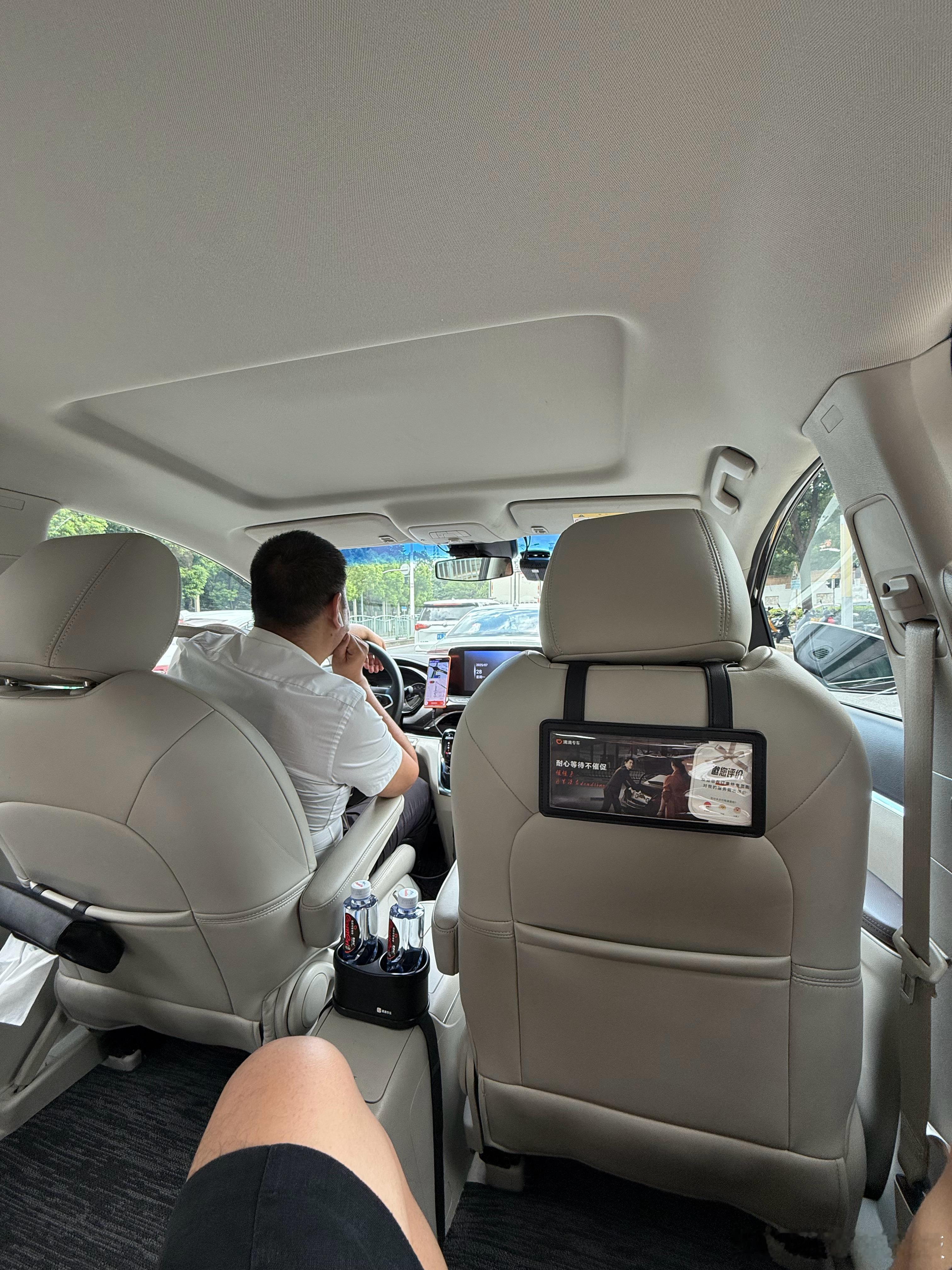 上海打了台专车GL8，我上车说了一句：第一次打专车打到GL8司机一句很不泻