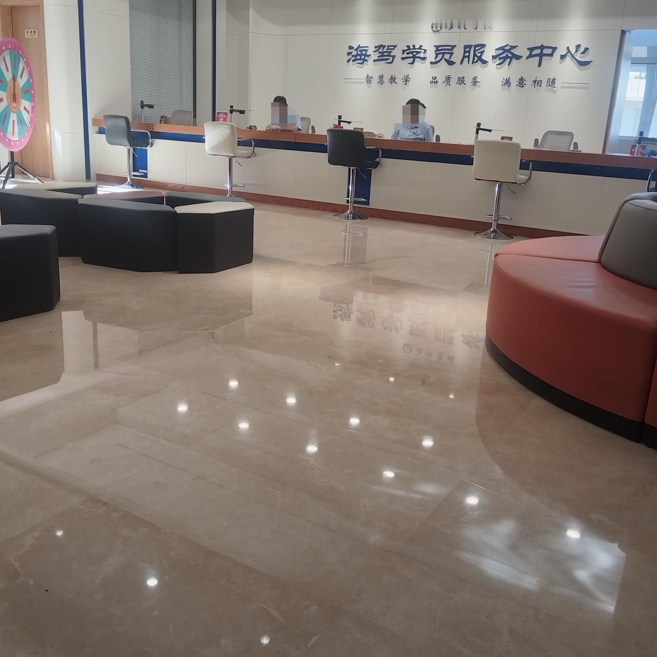 在驾校工作台附近休息，看到一个小伙子报名学车，但在犹豫是学手动挡还是自动挡。前台
